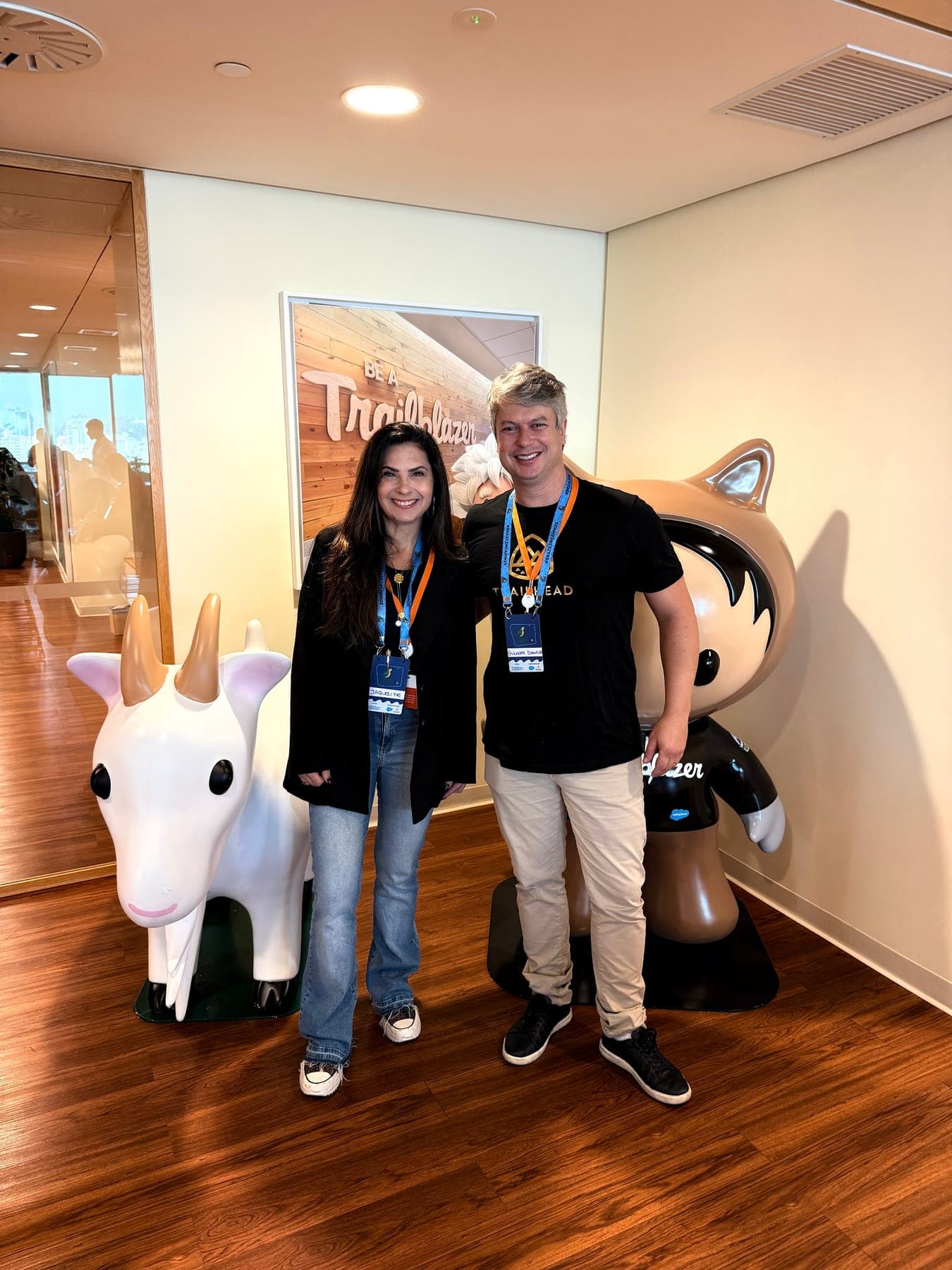 Participantes com os mascotes na entrada