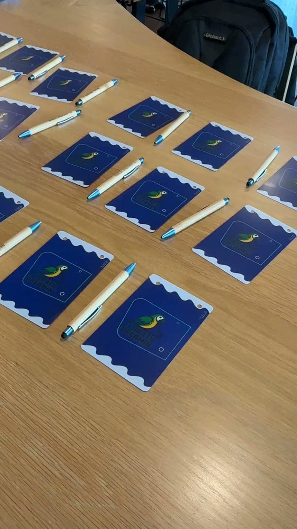 Crachás do evento prontos sobre a mesa