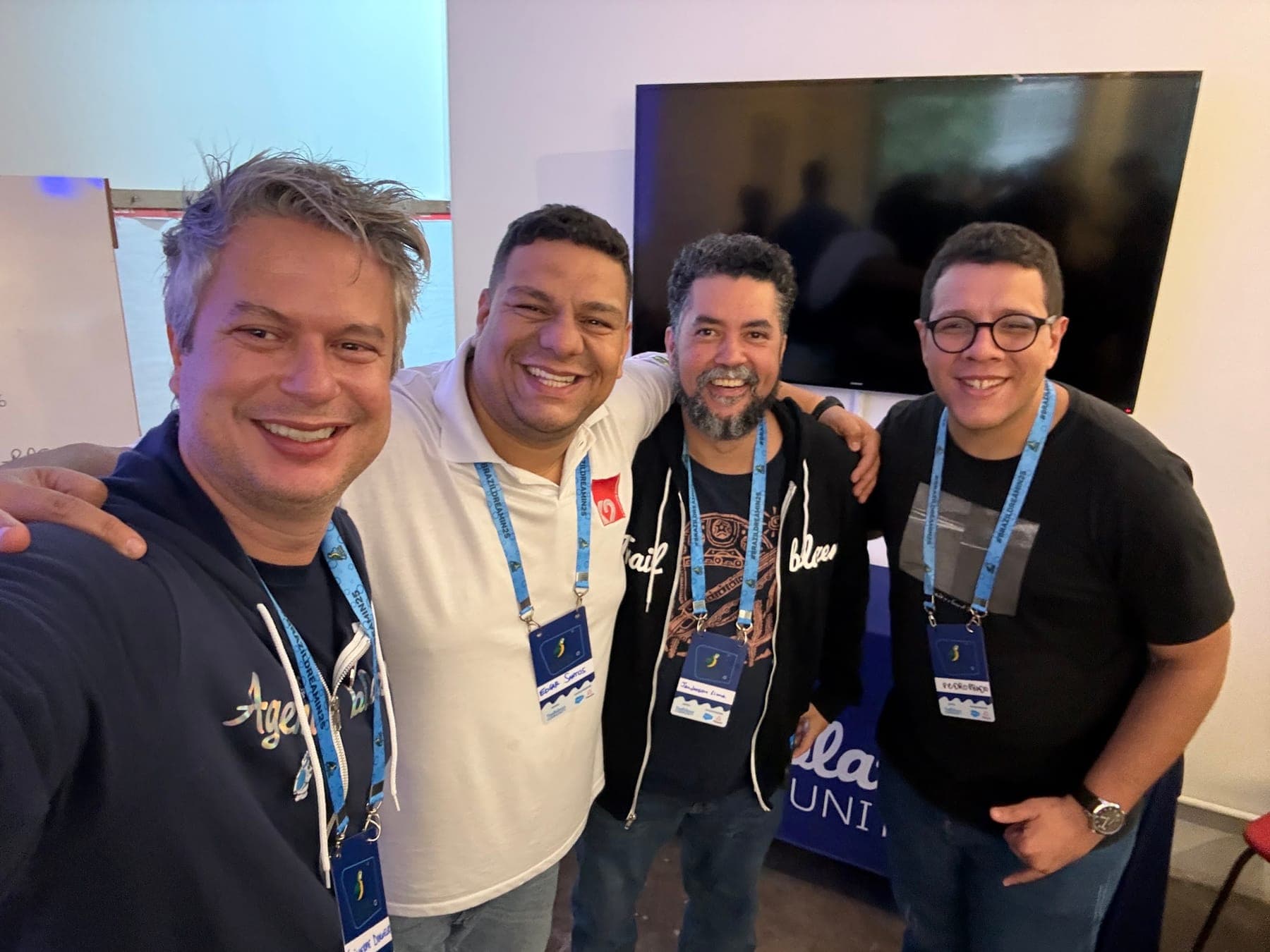 Grupo de participantes reunido para uma foto
