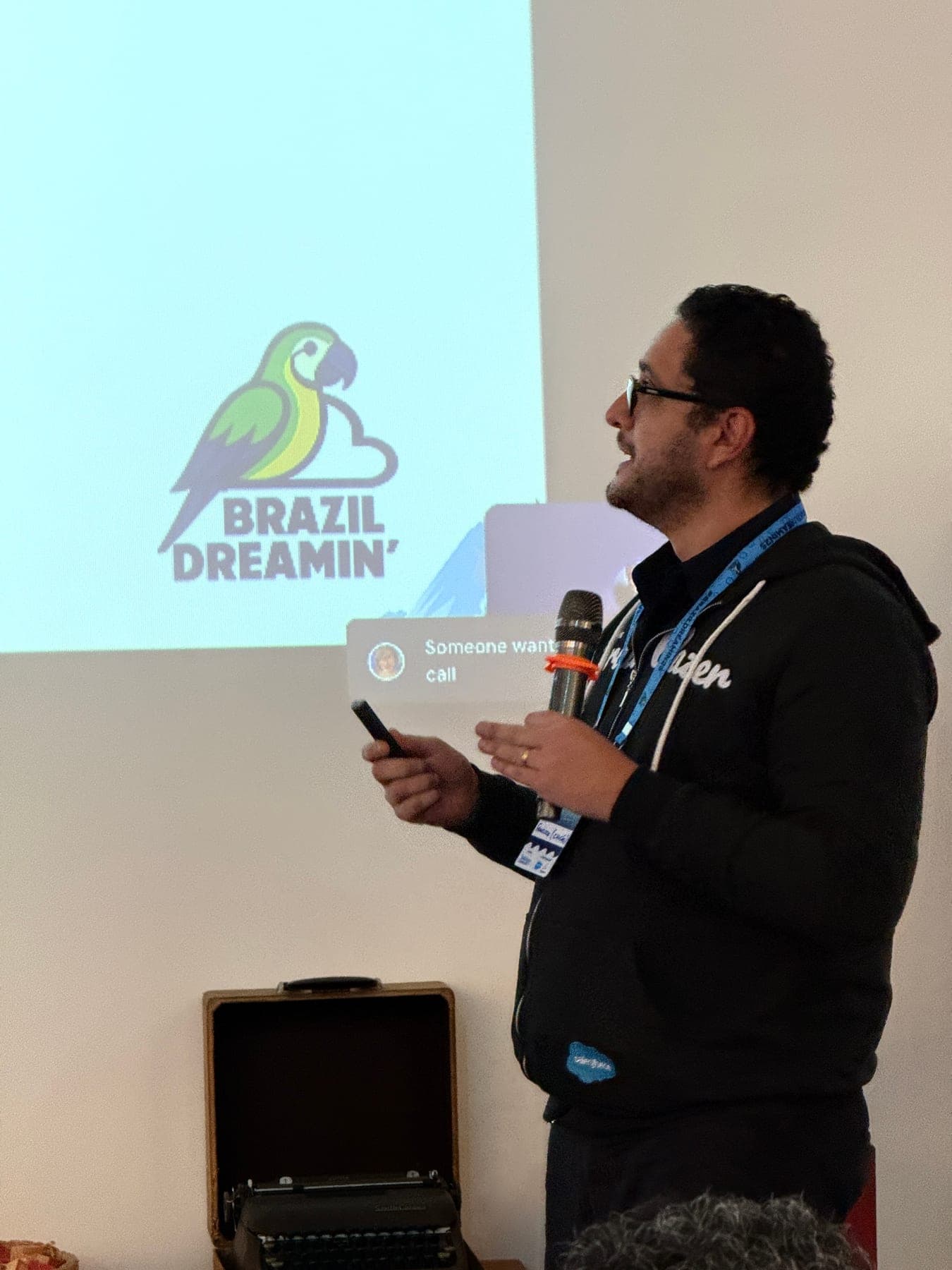 Palestrante diante da marca do Brazil Dreamin’ projetada
