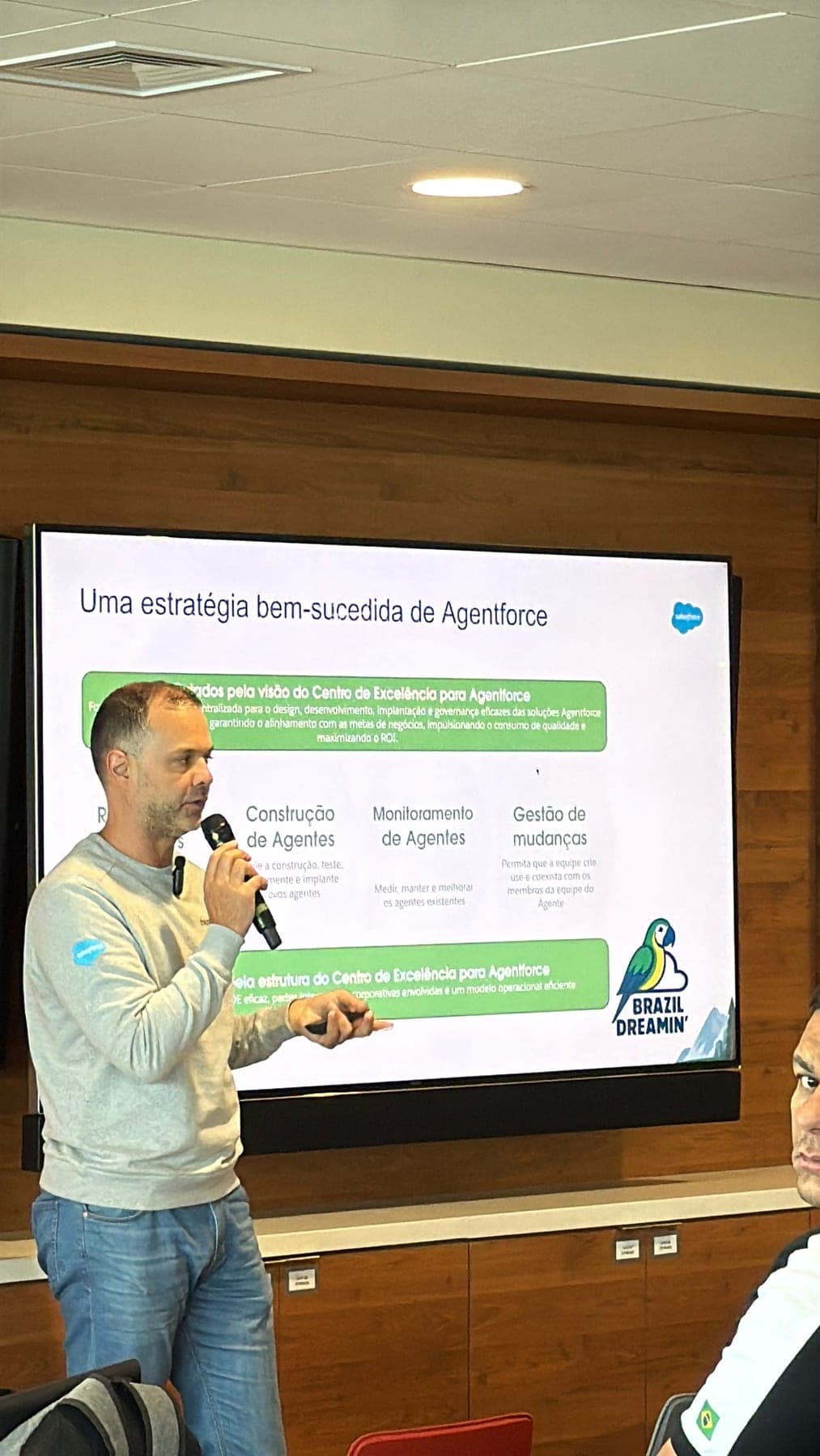 Estratégia de Agentforce explicada no telão