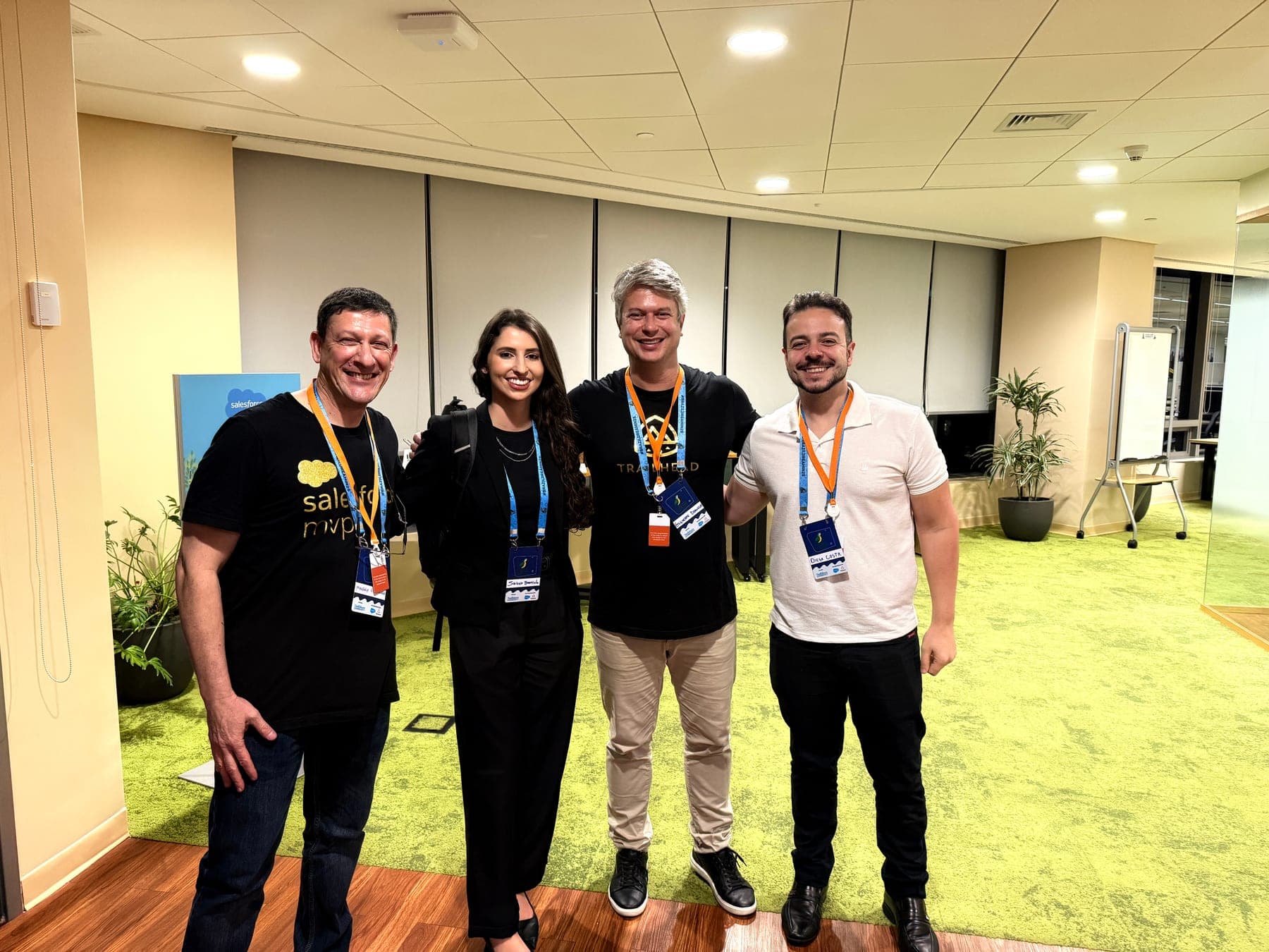 Quatro participantes conversam no jardim do evento
