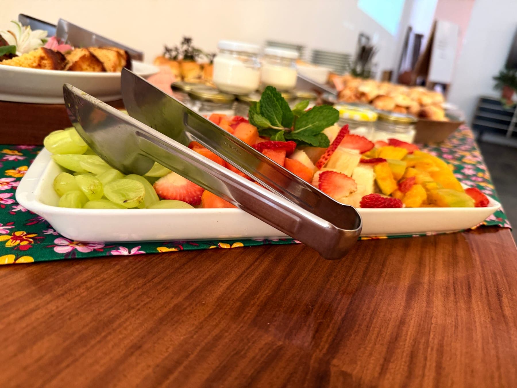 Frutas frescas no café da manhã
